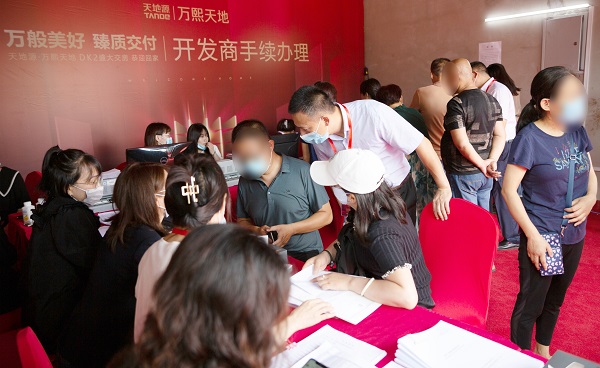 111649652668688723.jpeg bv伟德源自英国始于1946·西安万熙天地交付现场.jpg